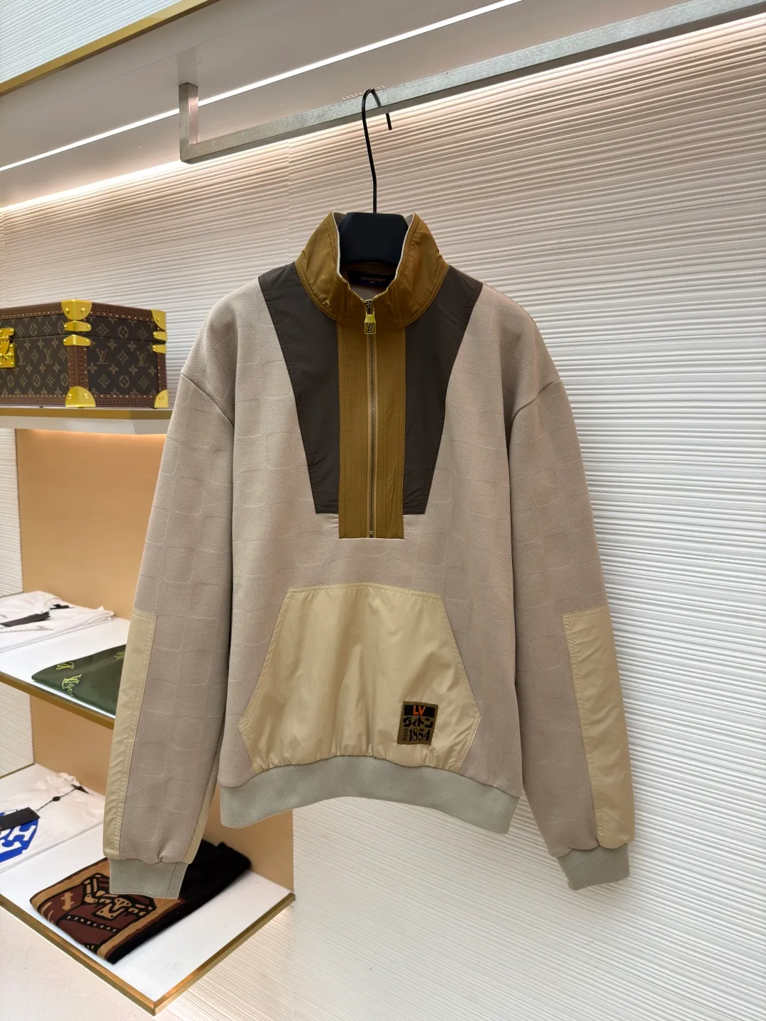 LOUIS VUITTON checkerboard half-zip workwear pullover ●Original version: Purchased and developed for 15700 ●Item number: 1681008-B05 ●Fabric: polyester fiber nylon fabric ●Technology: counter-position cutting machine ●Version: fitted version ●Weight: about 640 grams ●Size: S-M-L-XL ●Description: It is made of polyester fiber fabric, which has good breathability and moisture absorption. It is comfortable to wear and has a crisp texture. The fabrics of different materials and colors on the neckline are perfectly spliced. For example, the dark fabric at the neckline is spliced with the light-toned fabric on the main body. The lines are smooth and natural without any misalignment. The brand logo uses high-quality embroidery technology. The letters and patterns are three-dimensional and full, with fine stitching, high firmness, and not easy to fall off, highlighting the unique brand texture. The overall wiring is straight and delicate, the fabric is comfortable and soft, and the color is consistent without color difference. It can be matched with the same style to create a fashionable look and control various occasions. Customized accessories, complete with three standards, same style for men and women!